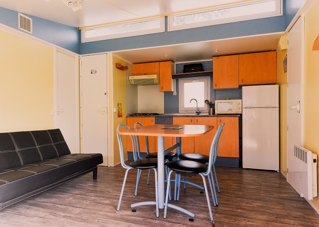  Living room/Open kitchen - Camping de Bernezac